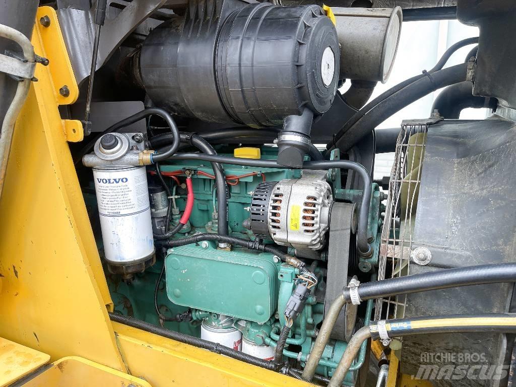 Volvo BL71   CE Backhoe
