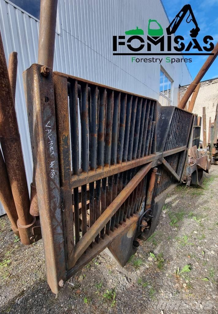 Valmet 840.2 Bunks Loader cranes