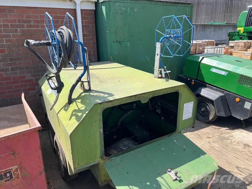  FUEL BOWSER Farm machinery