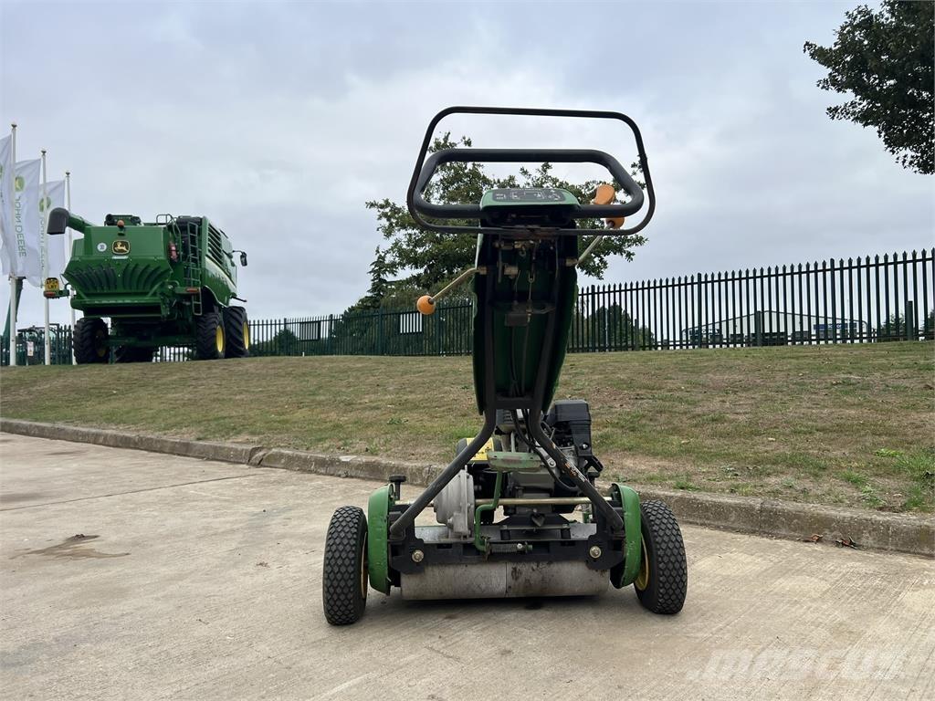 John Deere 220C Farm machinery