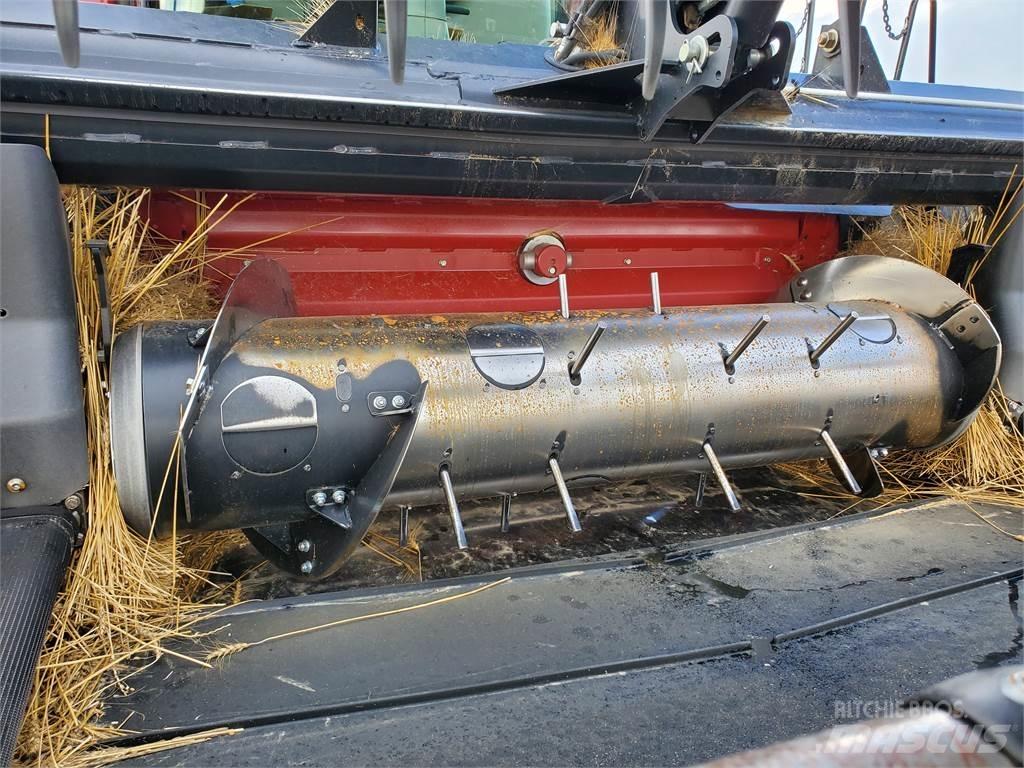 MacDon D65-D Combine harvesters