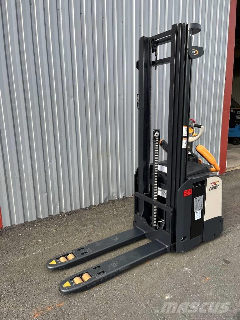 Crown ETi 4000-1.2 Pedestrian stacker