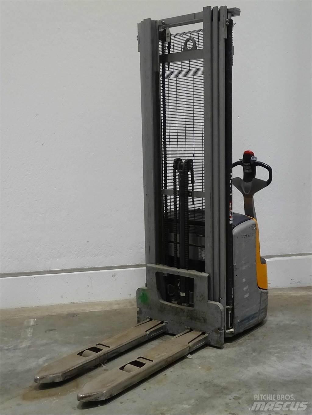 Still EXV14C Pedestrian stacker