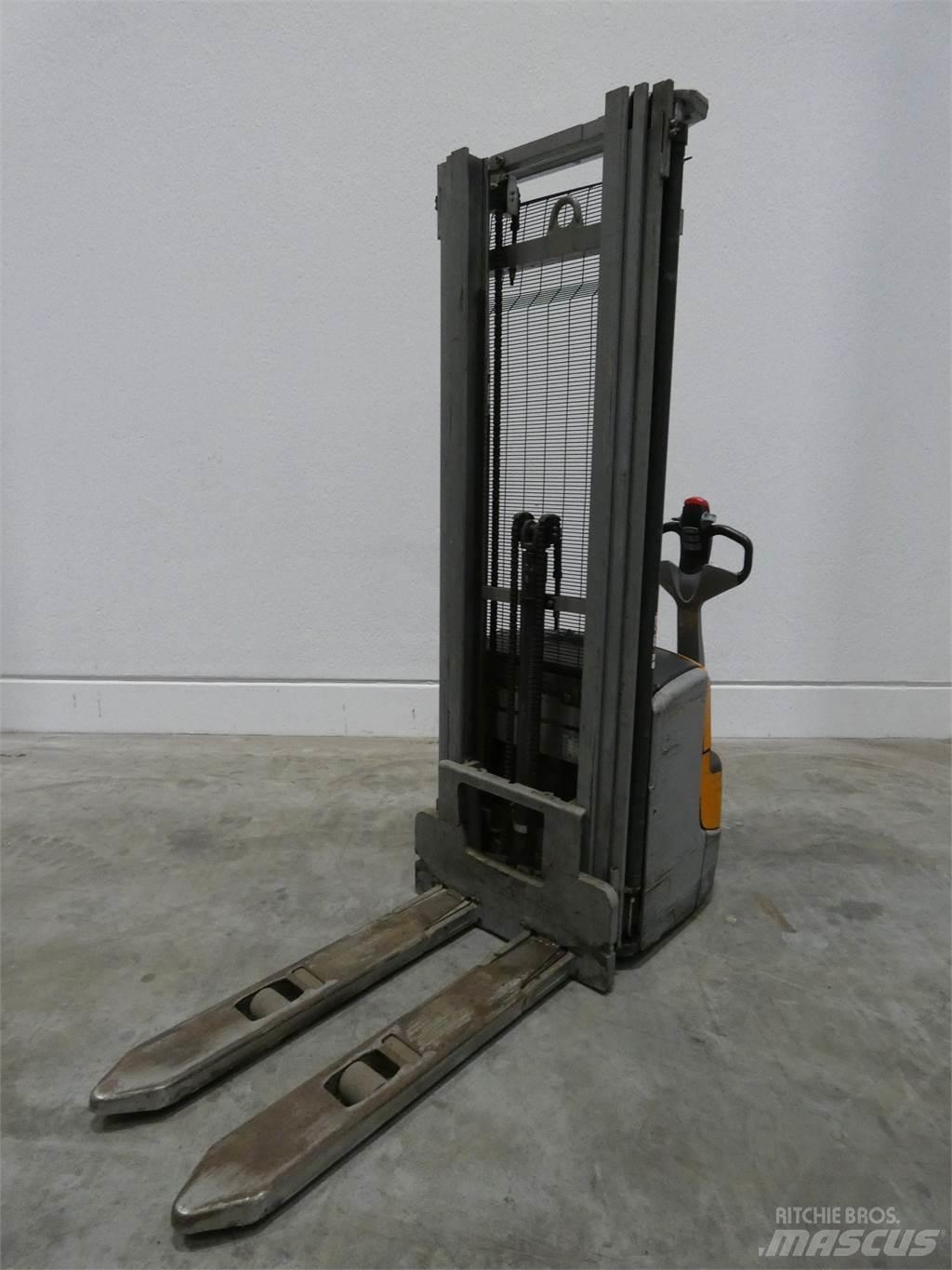 Still EXV14C Pedestrian stacker