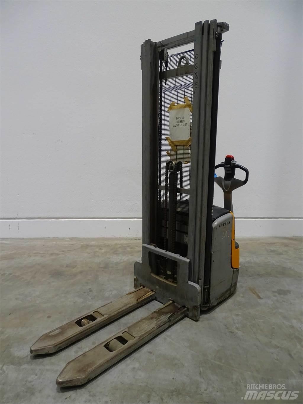 Still EXV14C Pedestrian stacker