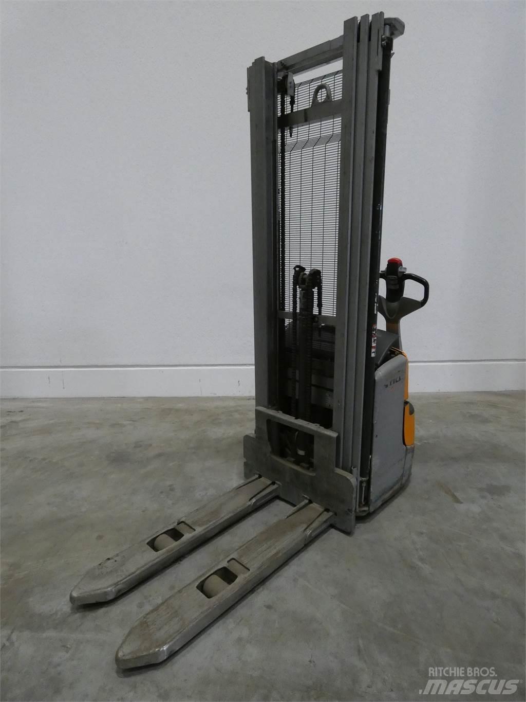 Still EXV14C Pedestrian stacker