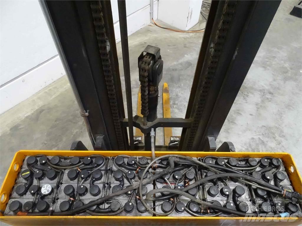 Still FM-X10 Reach truck