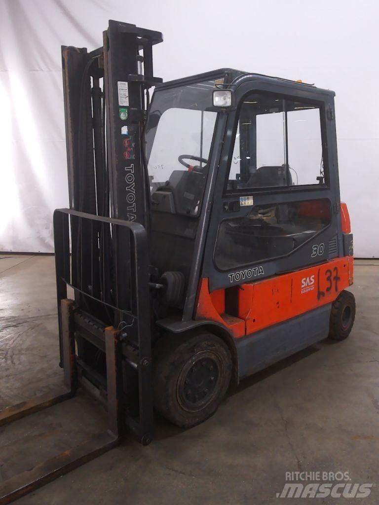 Toyota 7FBMF30 Electric forklift trucks