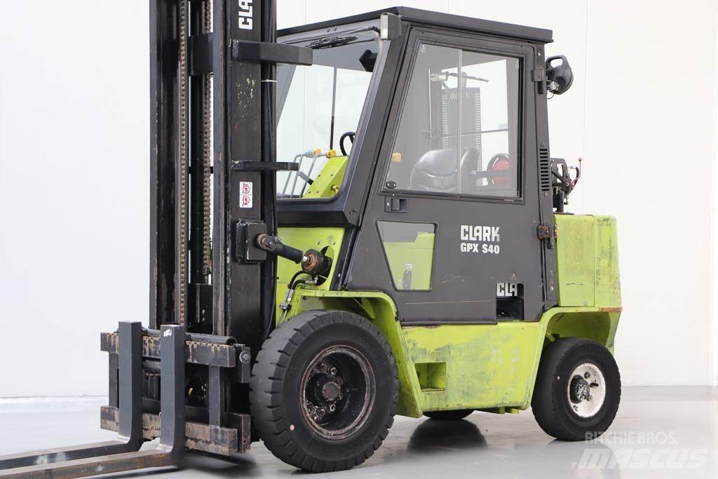 Clark GPX 40 LPG trucks