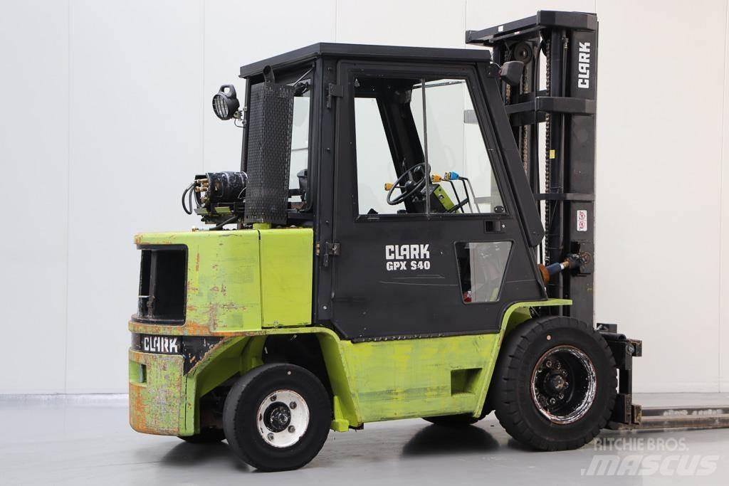 Clark GPX 40 LPG trucks