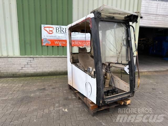 CAT 325 LN Cabins and interior