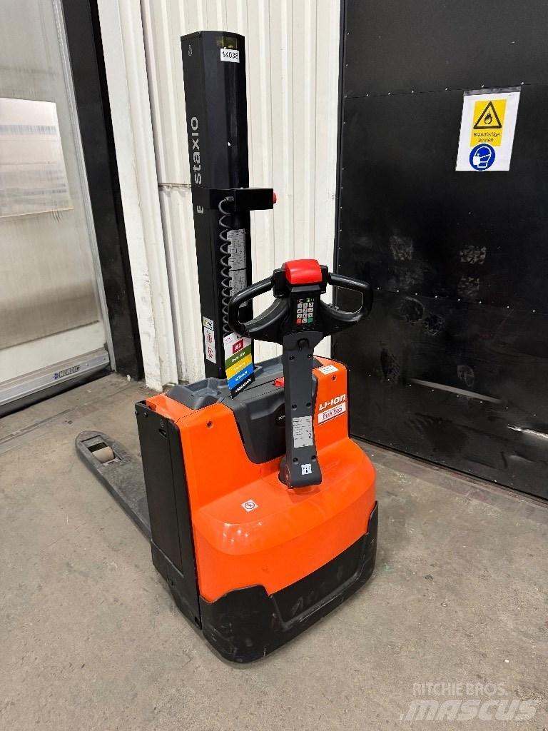 Toyota SWE080L Pedestrian stacker