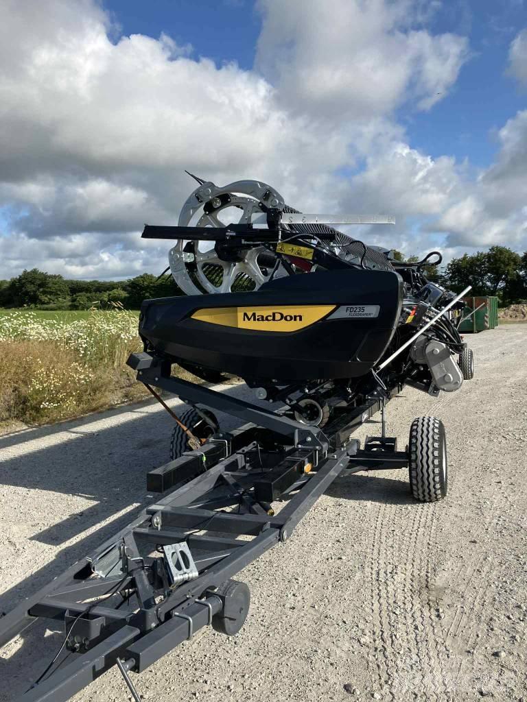 MacDon FD235 Combine harvester heads