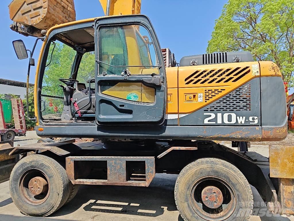 Hyundai R210W-9 Wheeled excavators
