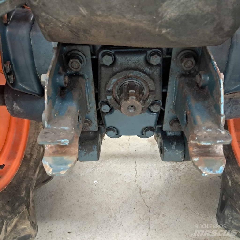 Kubota B 7000 Tractors