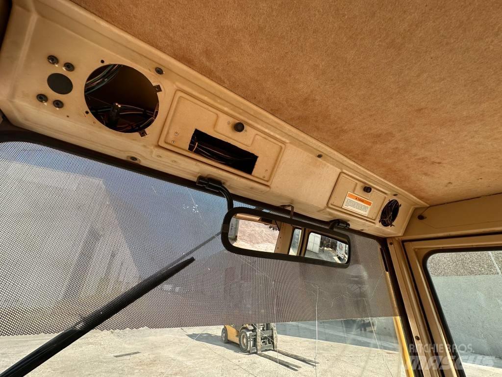 CAT 140 H Cabins and interior