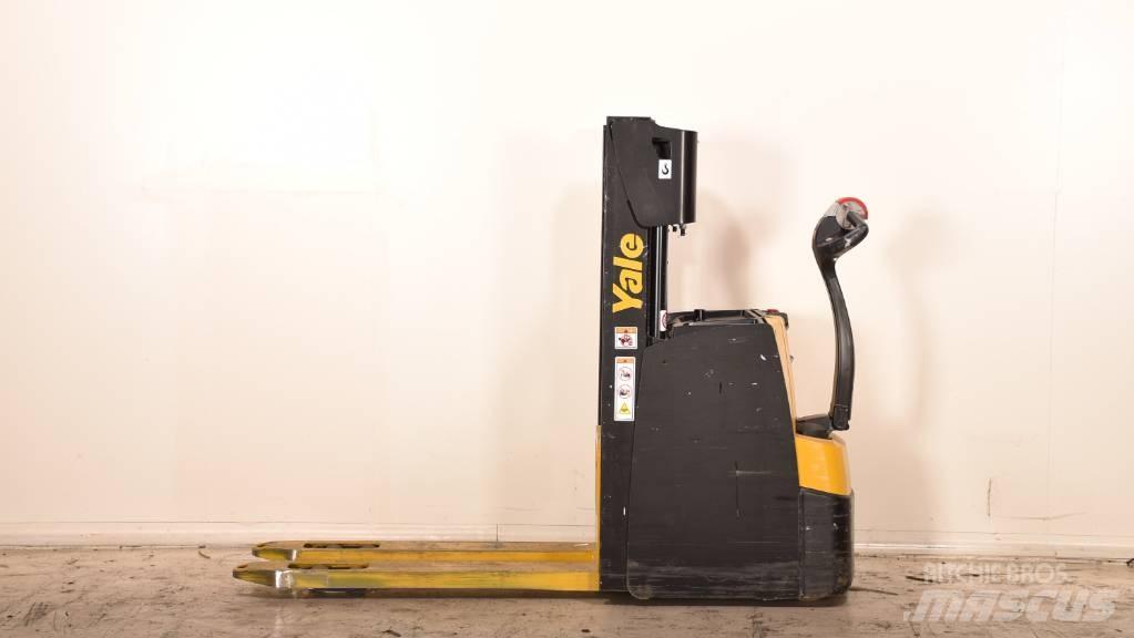 Yale MS 14 AC Pedestrian stacker