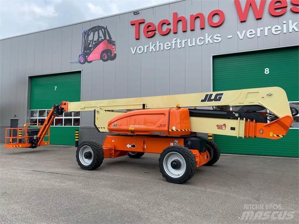 JLG 1250AJP Articulated boom lifts