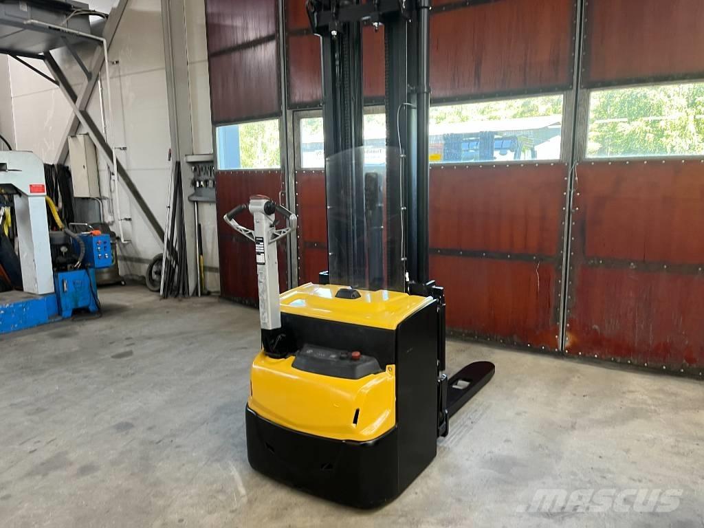 CAT NSP16N2 Hand pallet stackers