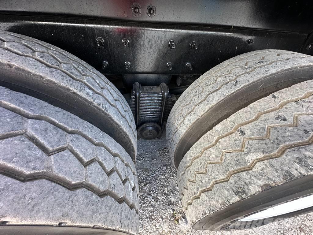 Mack GU713 Commercial vehicle