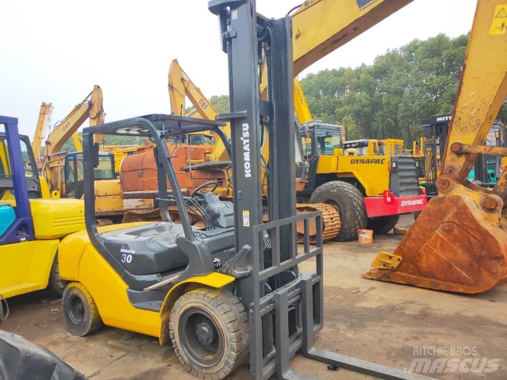 Komatsu FD 30 T-17 Diesel trucks