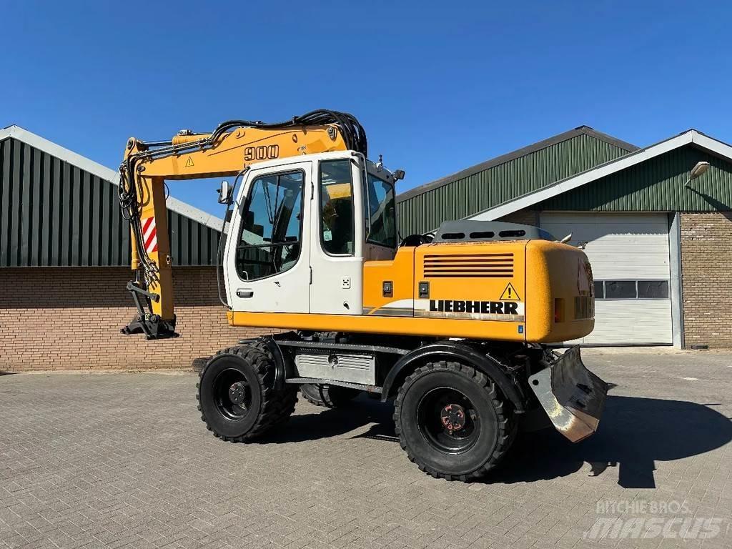 Liebherr A900C Wheeled excavators