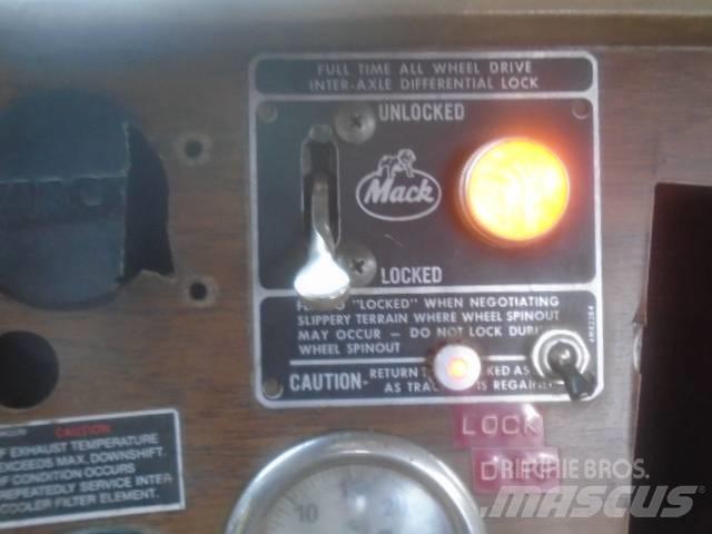 Mack RM 6866 S Snow blades and plows
