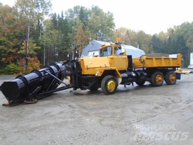 Mack RM 6866 S Snow blades and plows