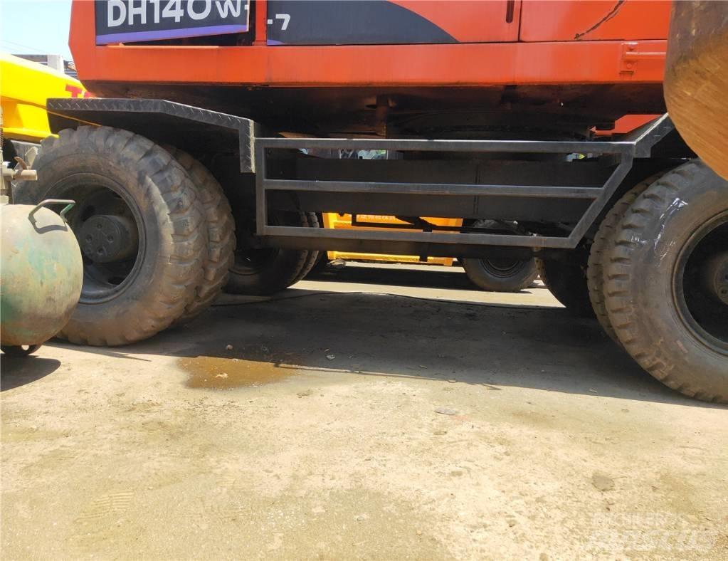 Doosan 140 W Wheeled excavators