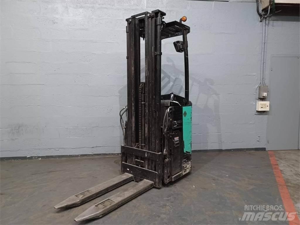 CAT NSR16N Self propelled stackers