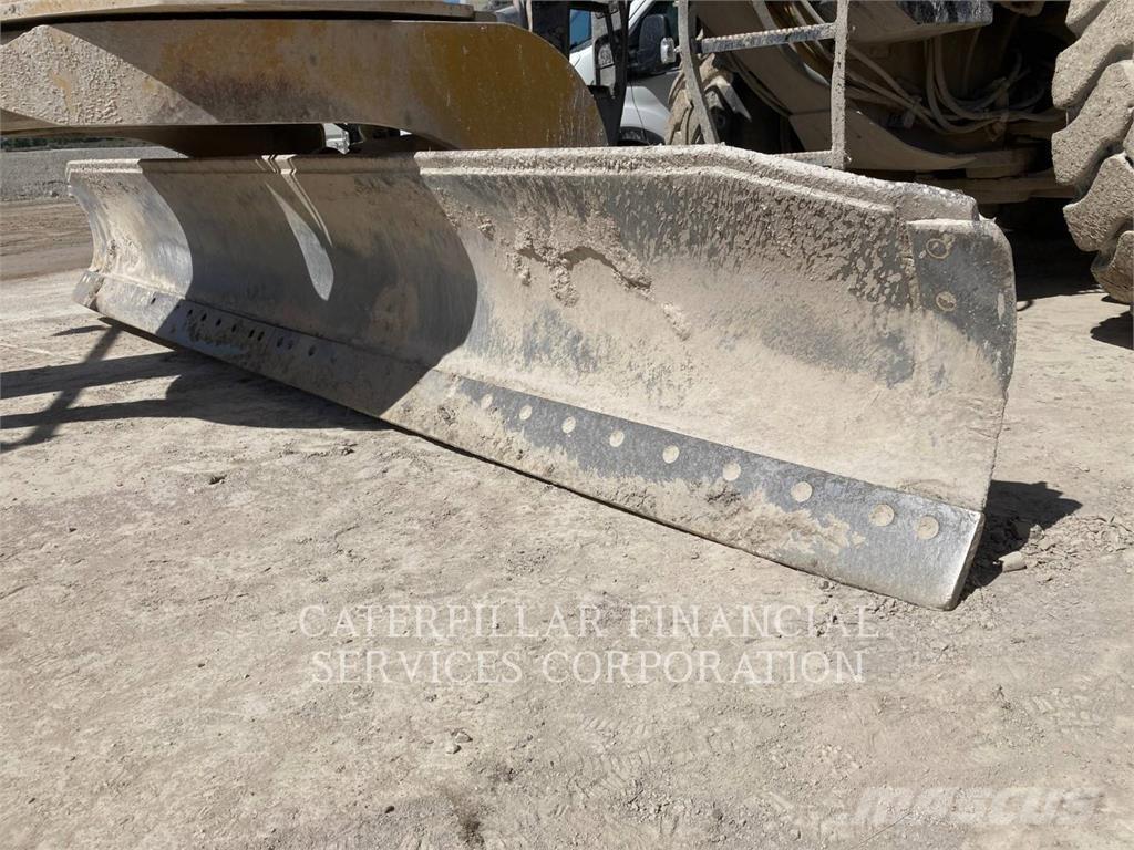 CAT 16M Graders