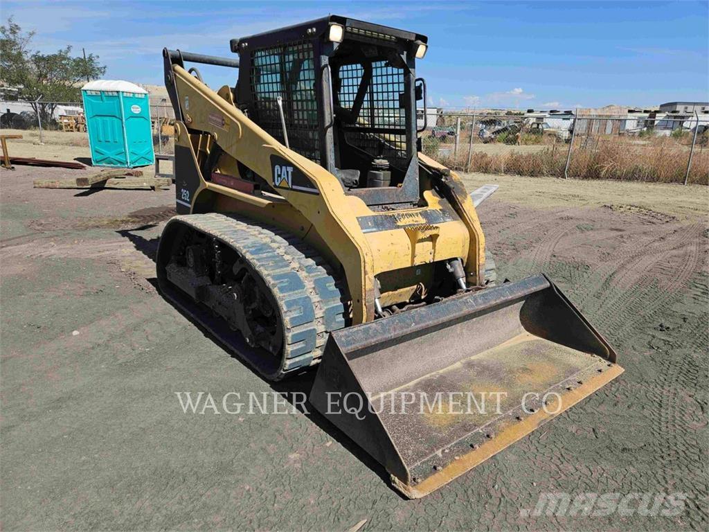 CAT 252 Skid steer loaders