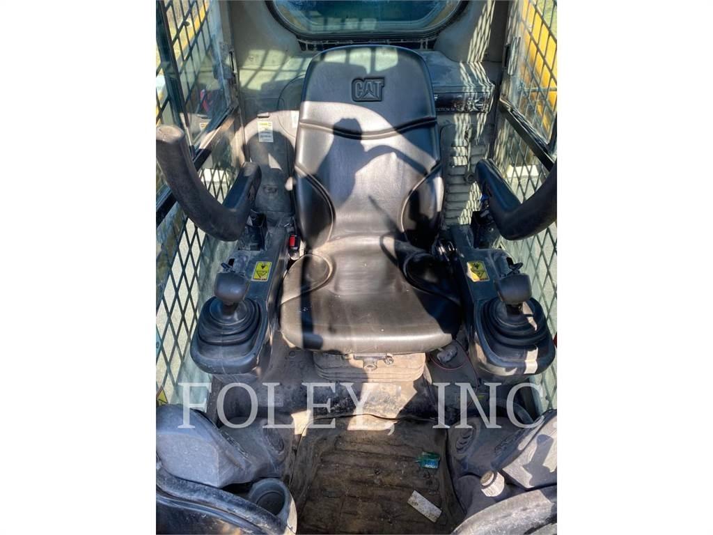 CAT 272D2 Skid steer loaders