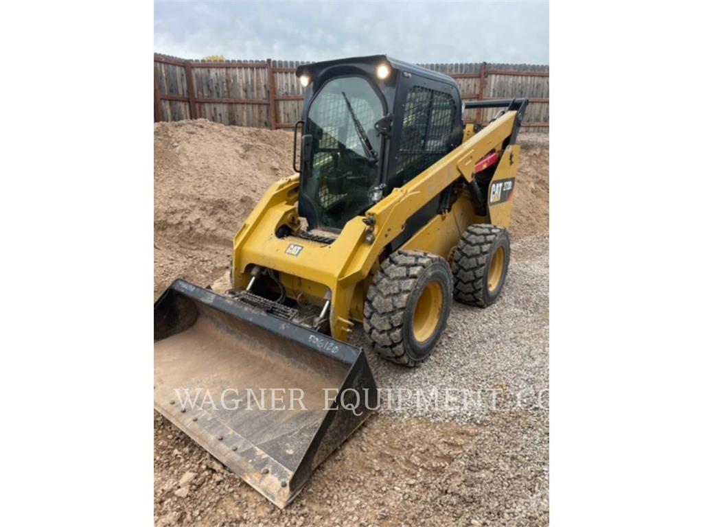 CAT 272D2 Skid steer loaders