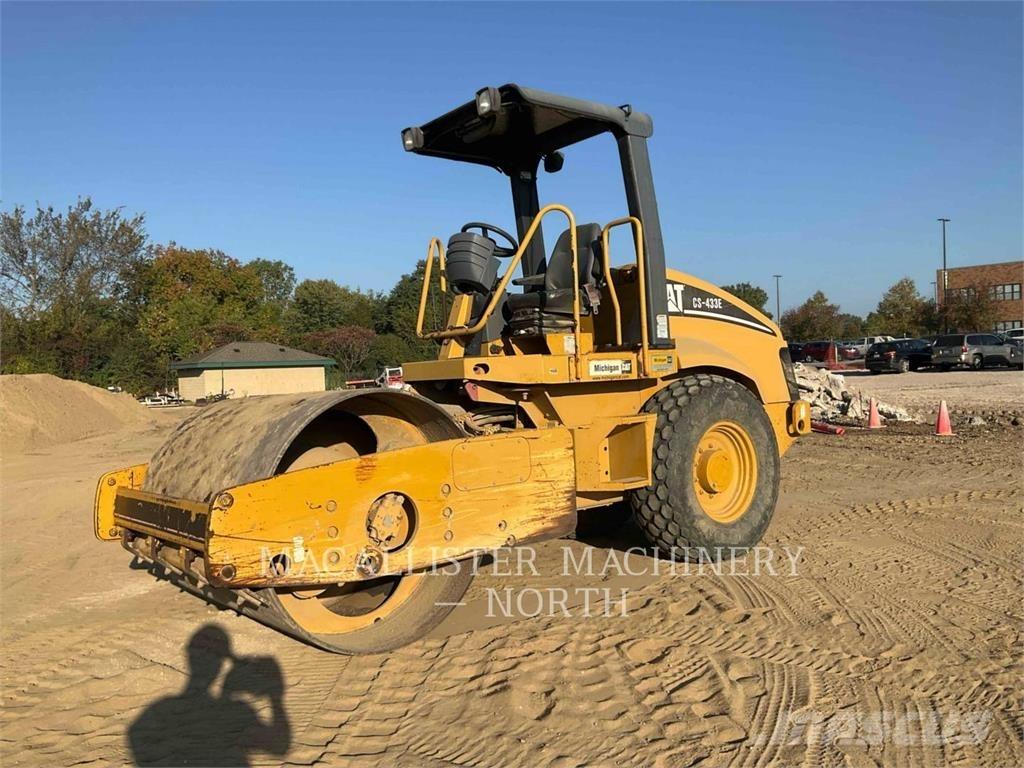 CAT CS433E Single drum rollers