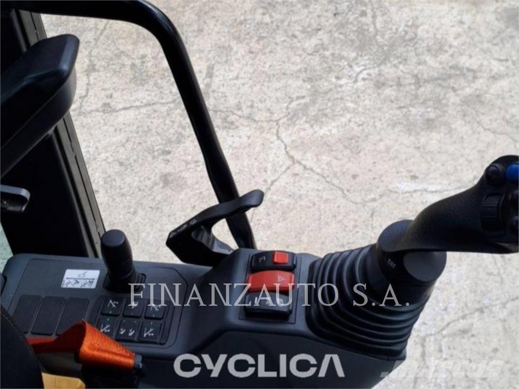 CAT M318 Wheeled excavators