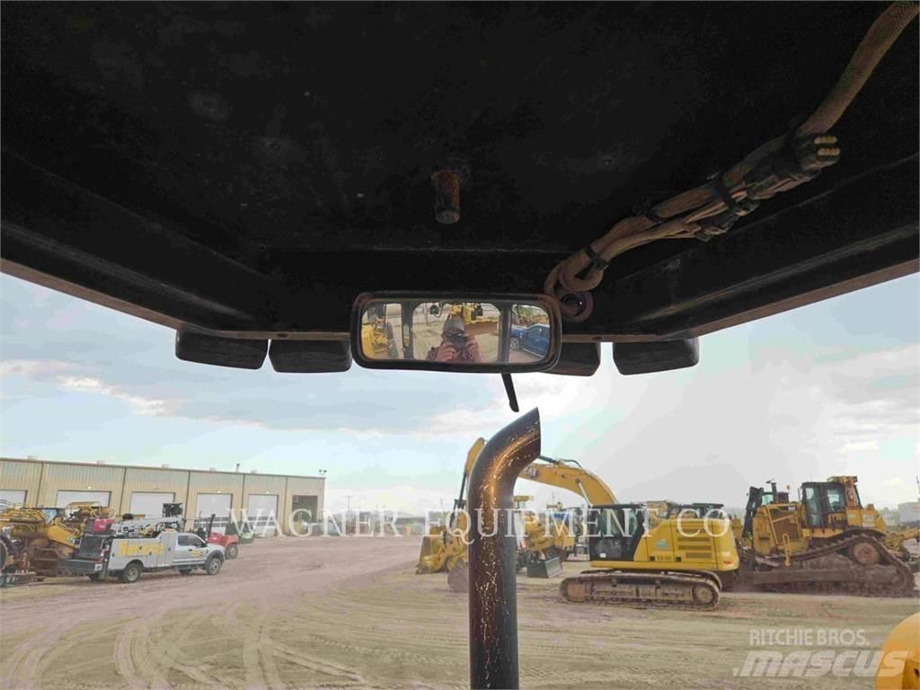 CAT PL61 Pipe layer dozers