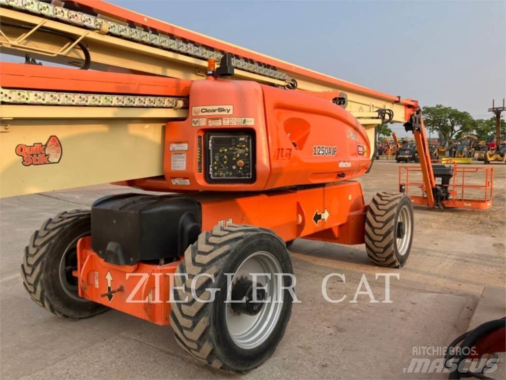 JLG 1250AJP Articulated boom lifts