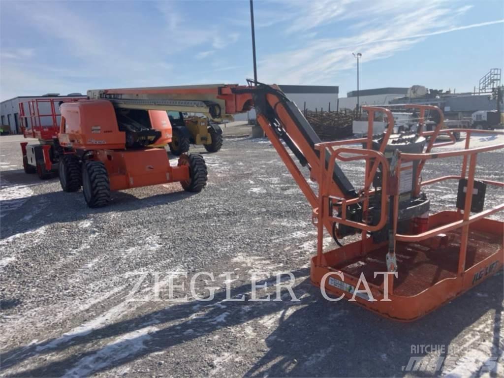 JLG 660SJ Articulated boom lifts