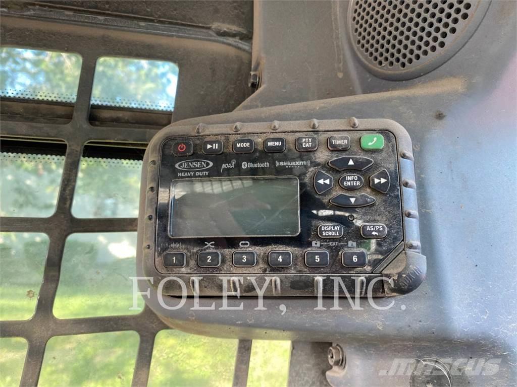 Kubota SSV75 Skid steer loaders