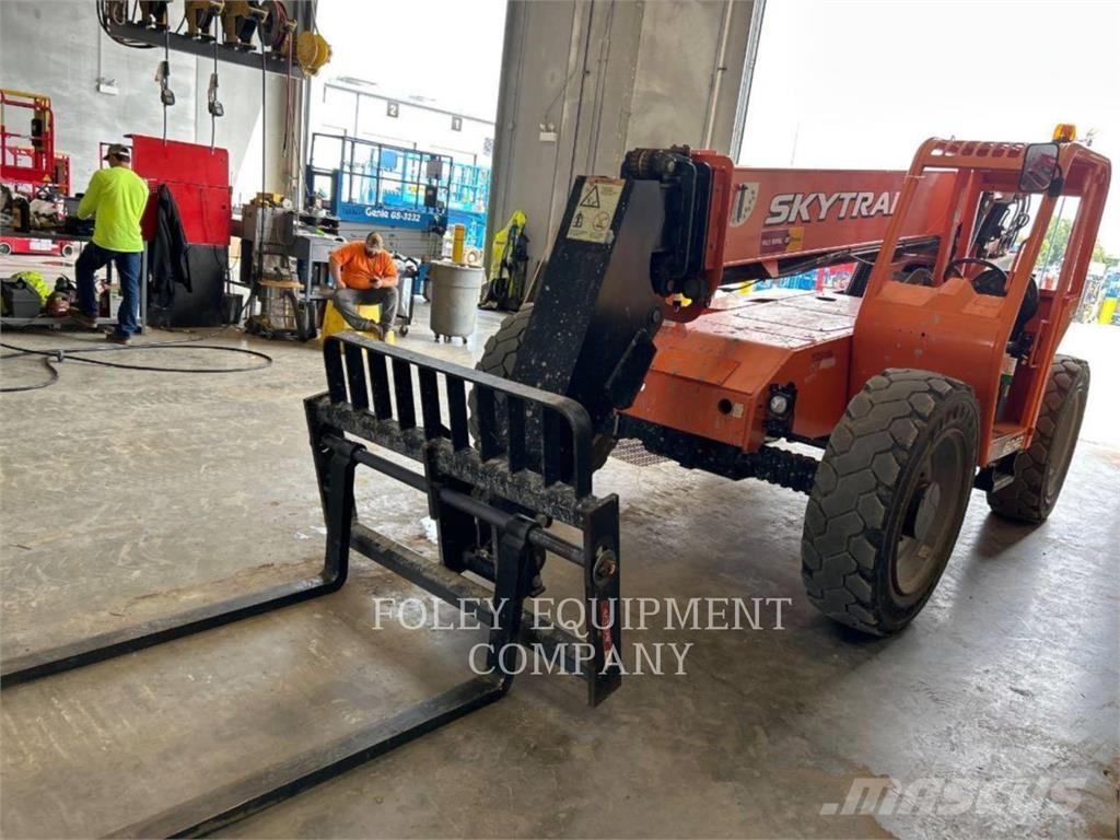 SkyTrak 6042O Telescopic handlers