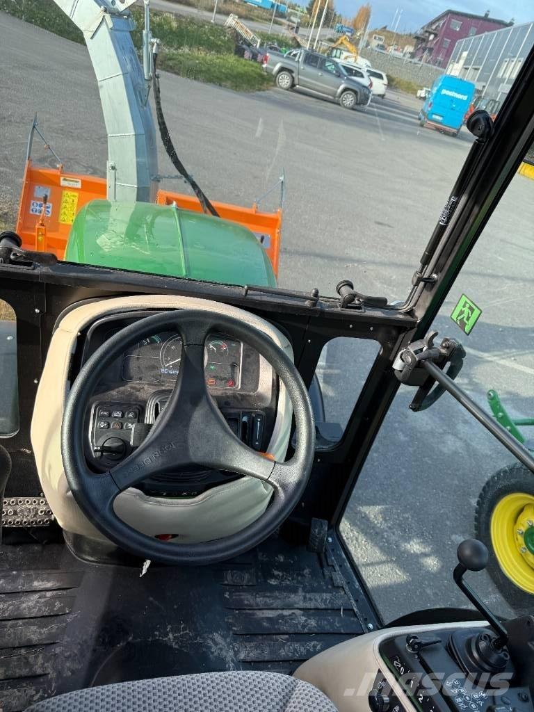 John Deere 2032 R Compact tractors