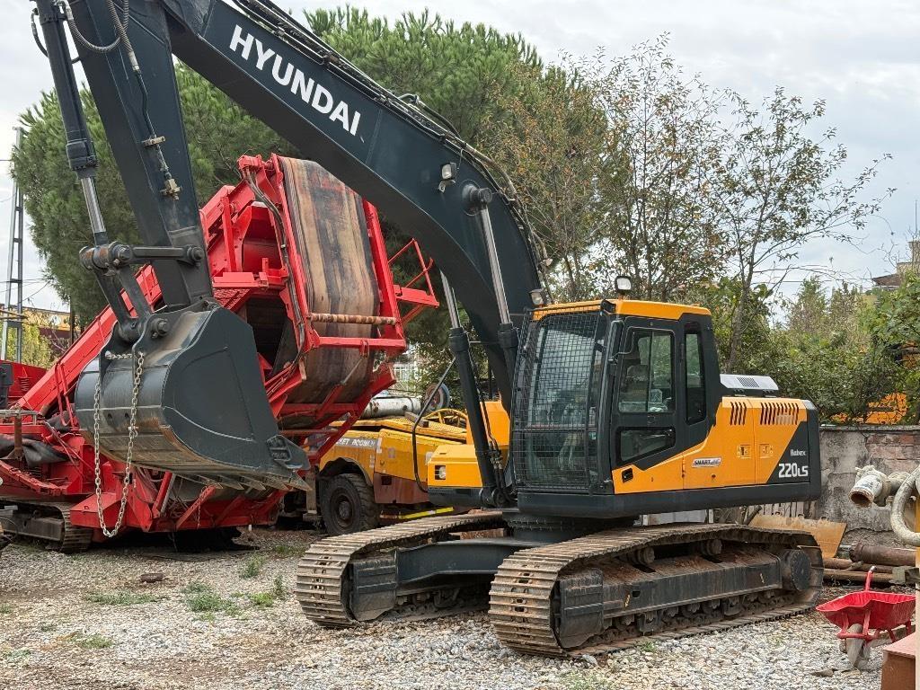 Hyundai Robex 220 LS Crawler excavators