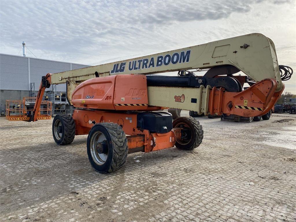 JLG 1250AJP Articulated boom lifts