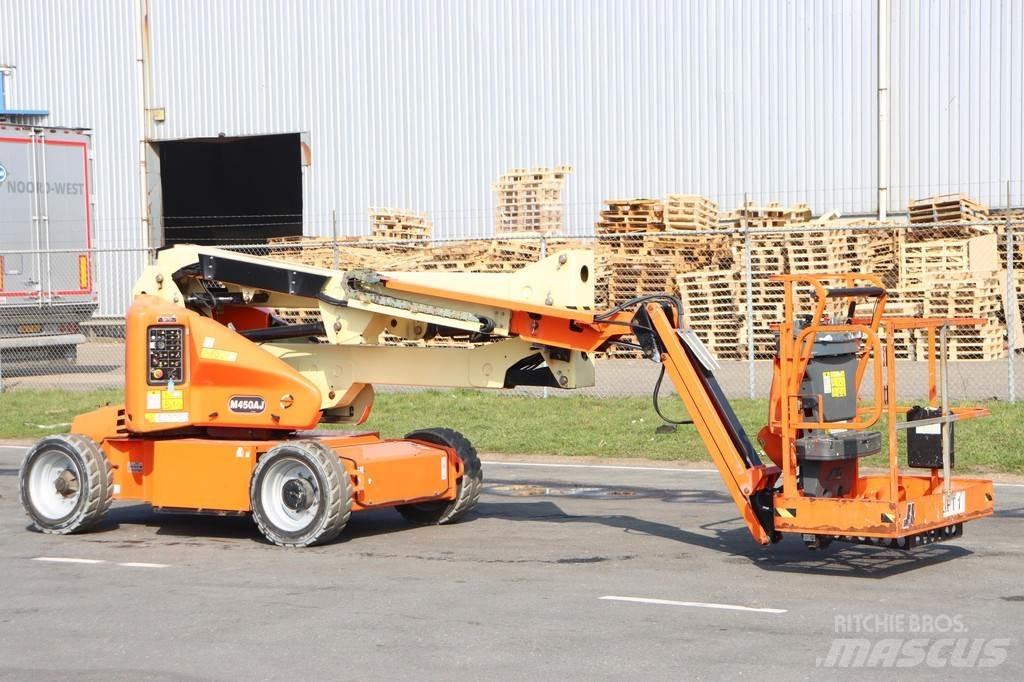 JLG M450AJ Articulated boom lifts