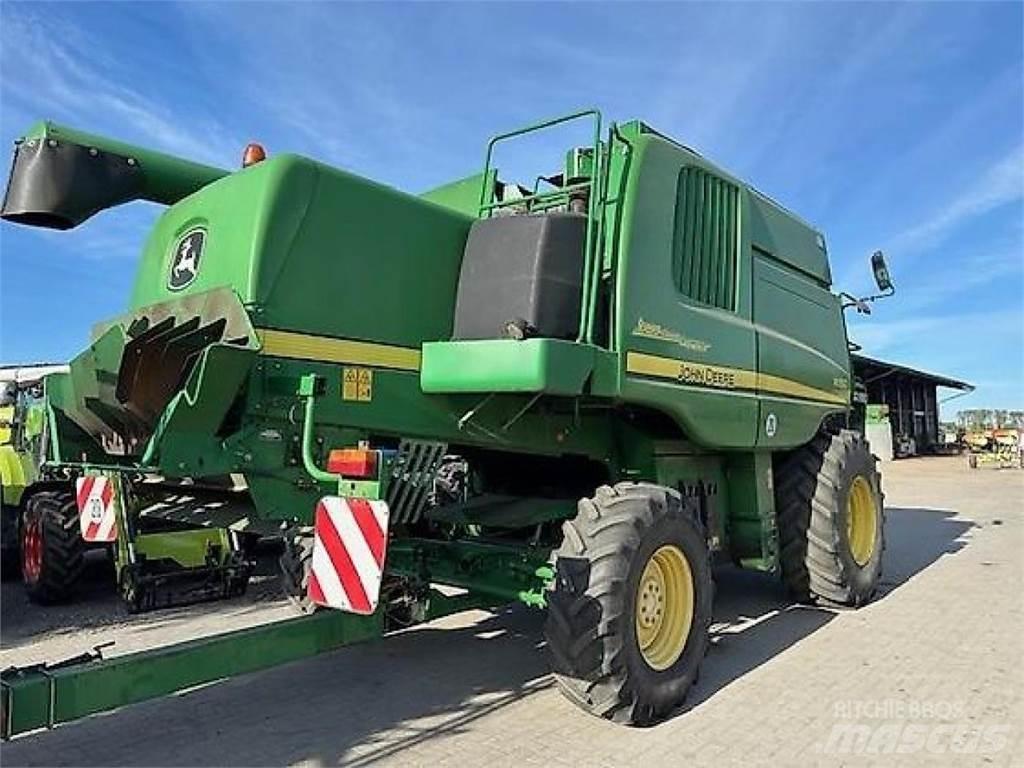 John Deere W550 Combine harvesters
