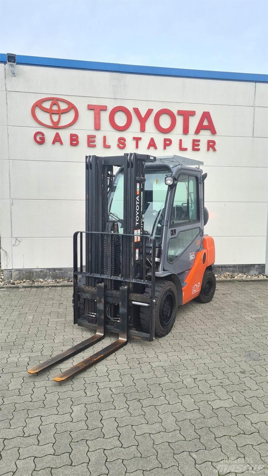 Toyota 02-8FGF30 LPG trucks