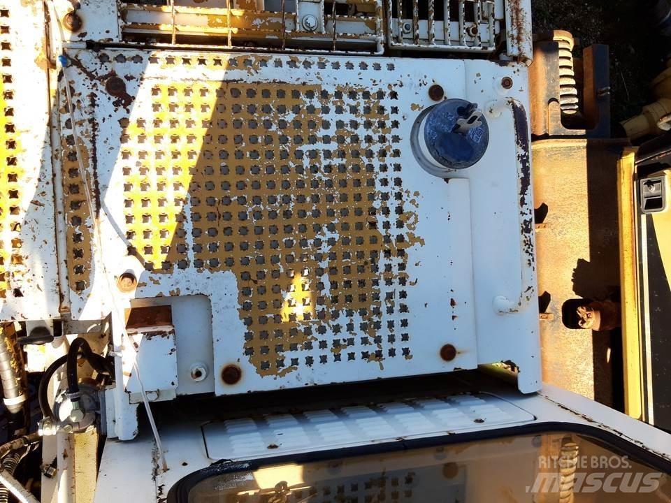 CAT 325LN Cabins and interior