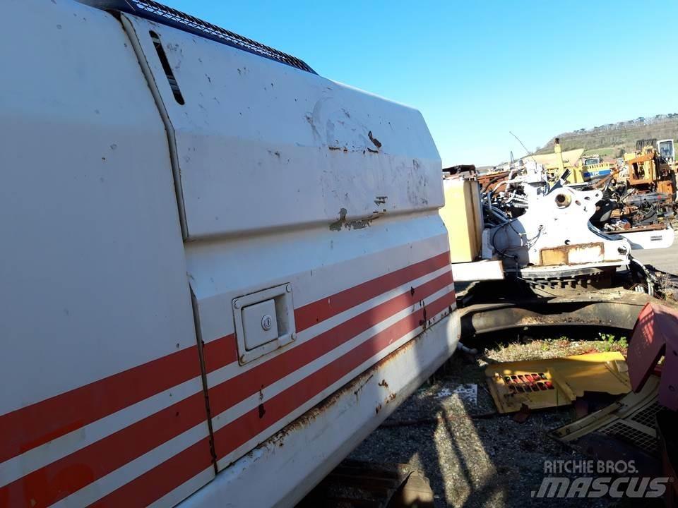 CAT 325LN Cabins and interior