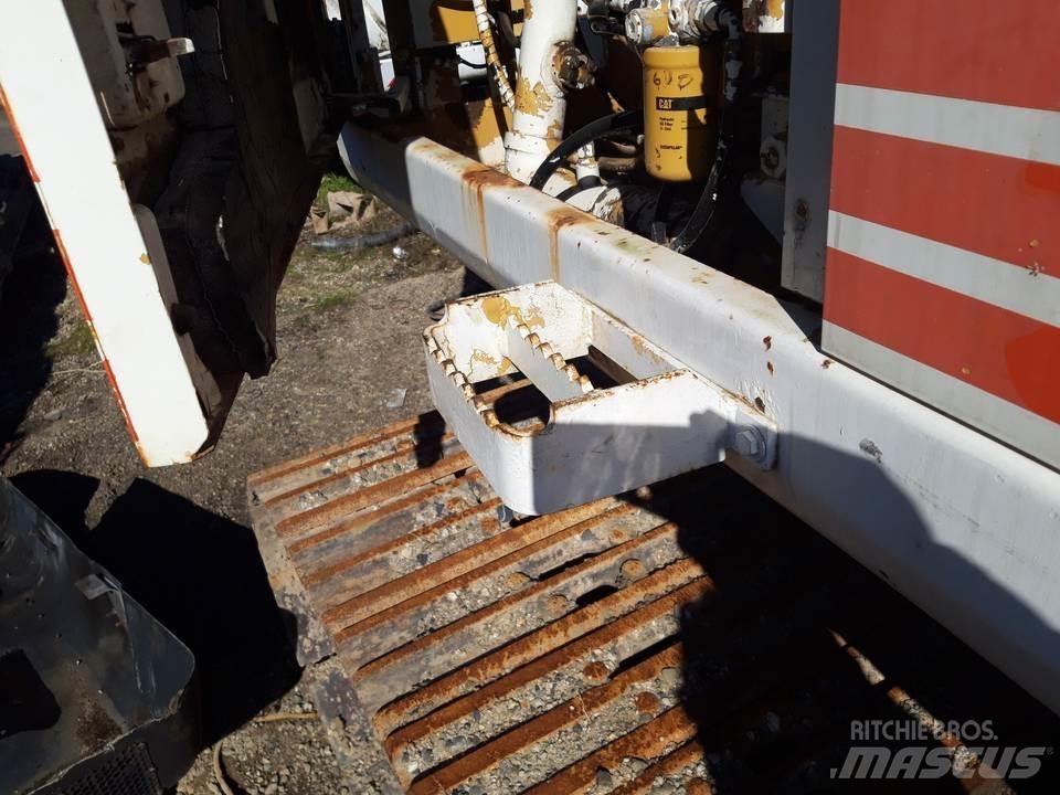 CAT 325LN Cabins and interior